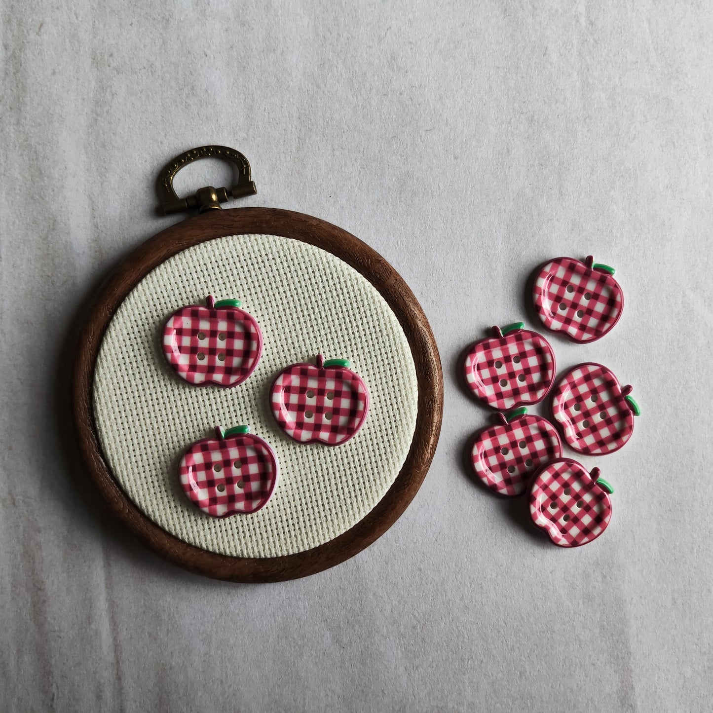 Boutons pomme fruit rouge carreaux vichy