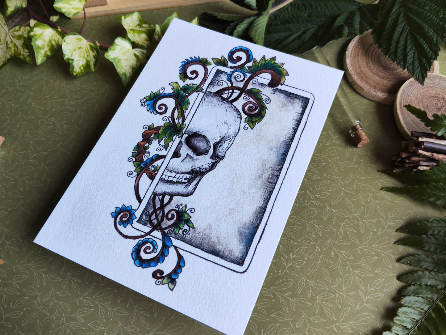 Carte A6 Crâne Gothique – Arabesques et Feuillage Sombre