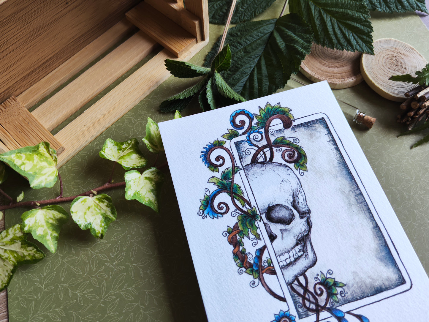 Carte A6 Crâne Gothique – Arabesques et Feuillage Sombre