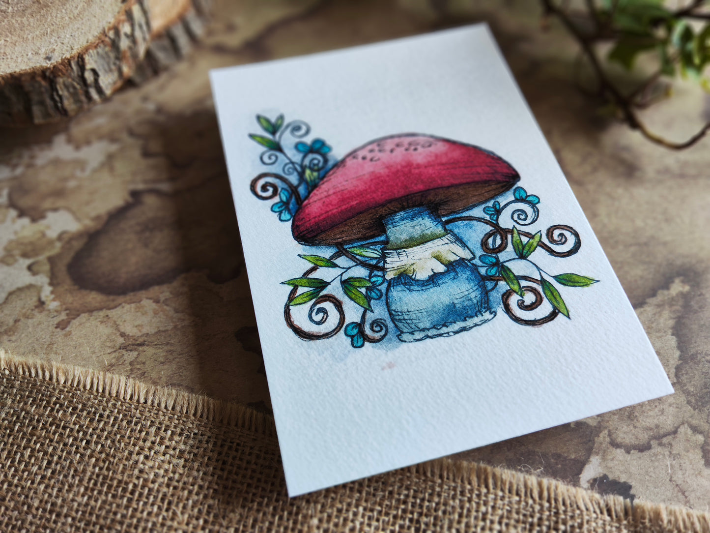 Carte Champignon Rouge et Arabesque Feuilles – Illustration Fantaisie