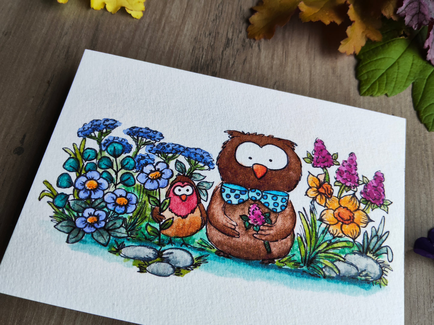 Carte A6 Hibou marron, oiseau Rouge Gorge et fleurs colorées – Illustration imprimée à l’aquarelle, nature mignonne
