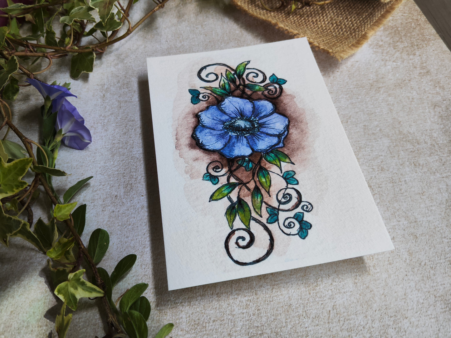 Carte Fleur bleue Anémone Feuillage – Illustration Arabesque Fin