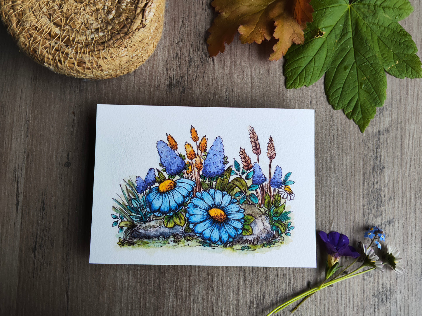 Carte A6 fleurie – Illustration aquarelle originale – Marguerites bleues et fleurs des champs