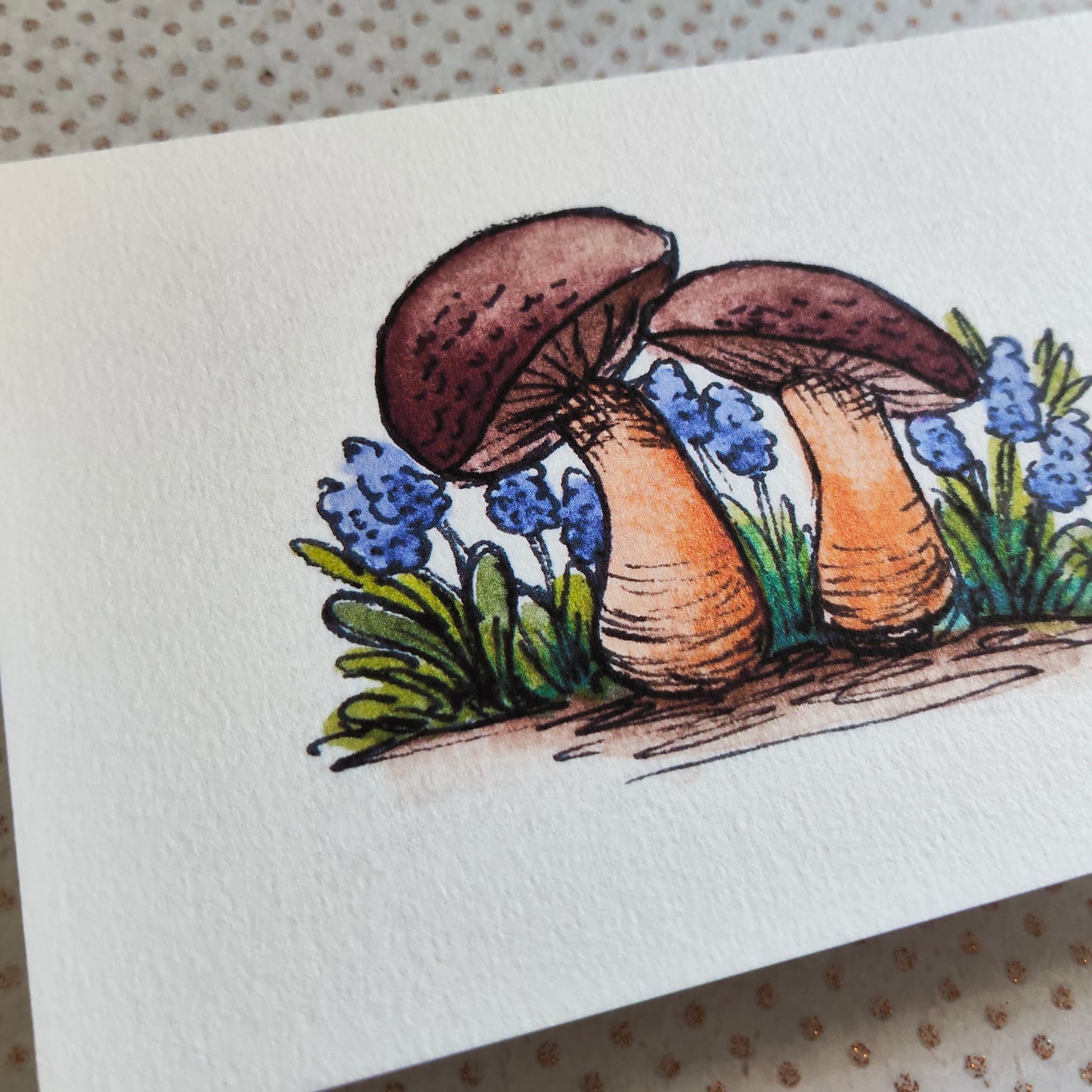 Carte Deux champignons dans les fleurs bleues – Illustration aquarelle