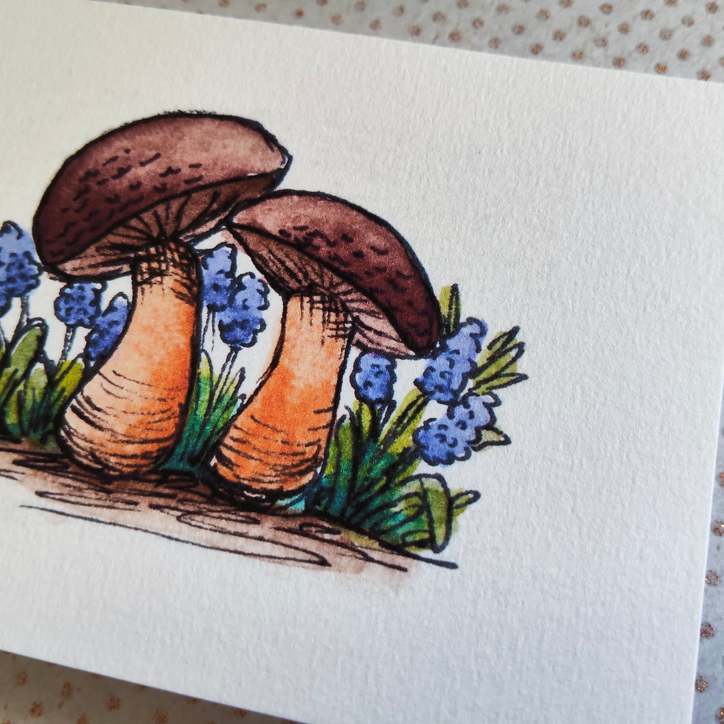Carte Deux champignons dans les fleurs bleues – Illustration aquarelle