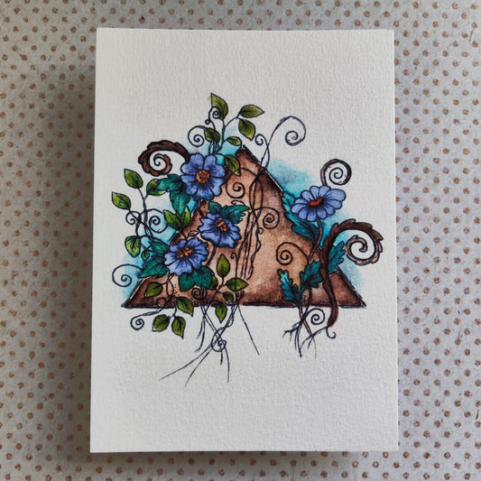 Carte A6 triangle vintage – Illustration à l’aquarelle de fleurs violettes et feuillage autour d’une forme ancienne, botanique féerique