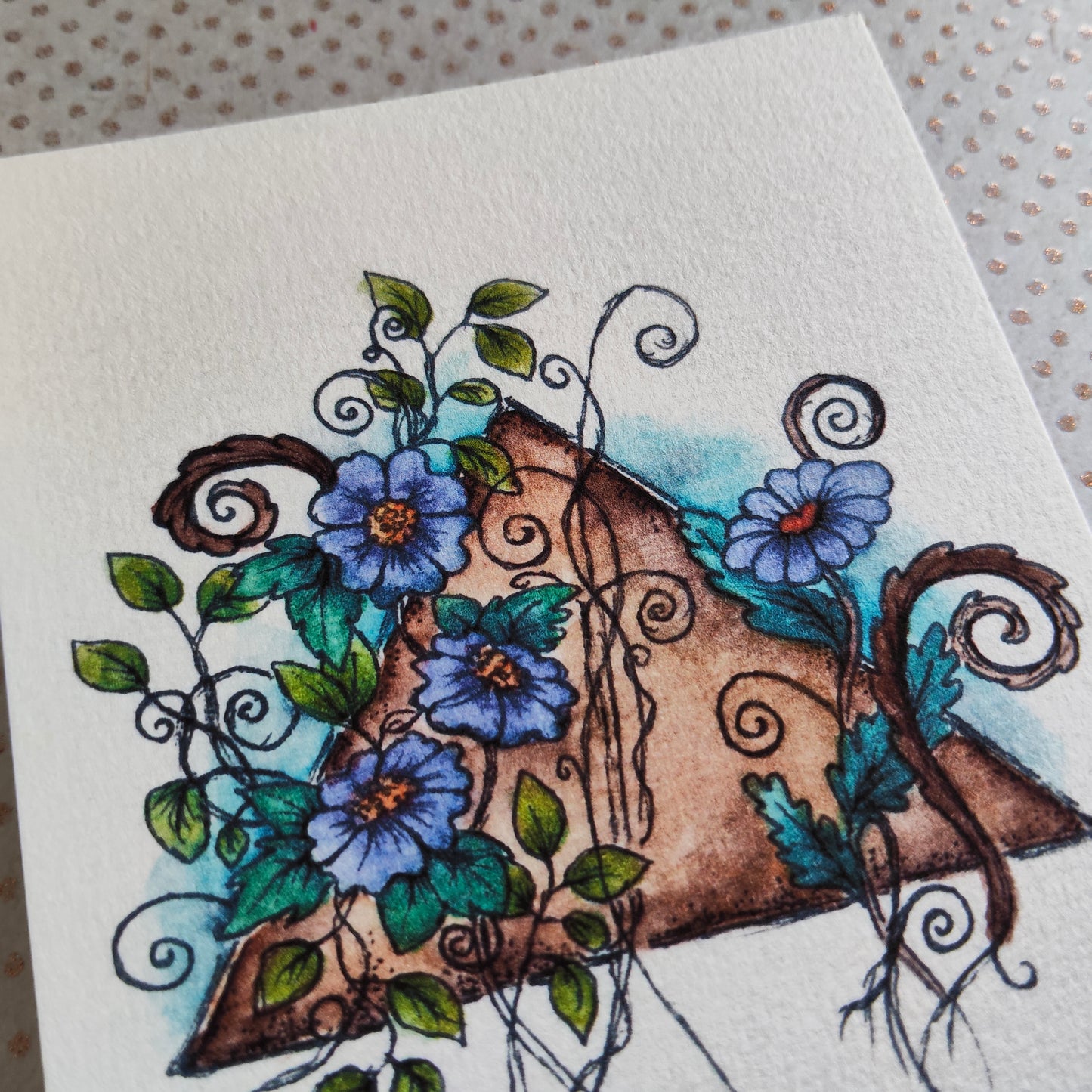Carte A6 triangle vintage – Illustration à l’aquarelle de fleurs violettes et feuillage autour d’une forme ancienne, botanique féerique