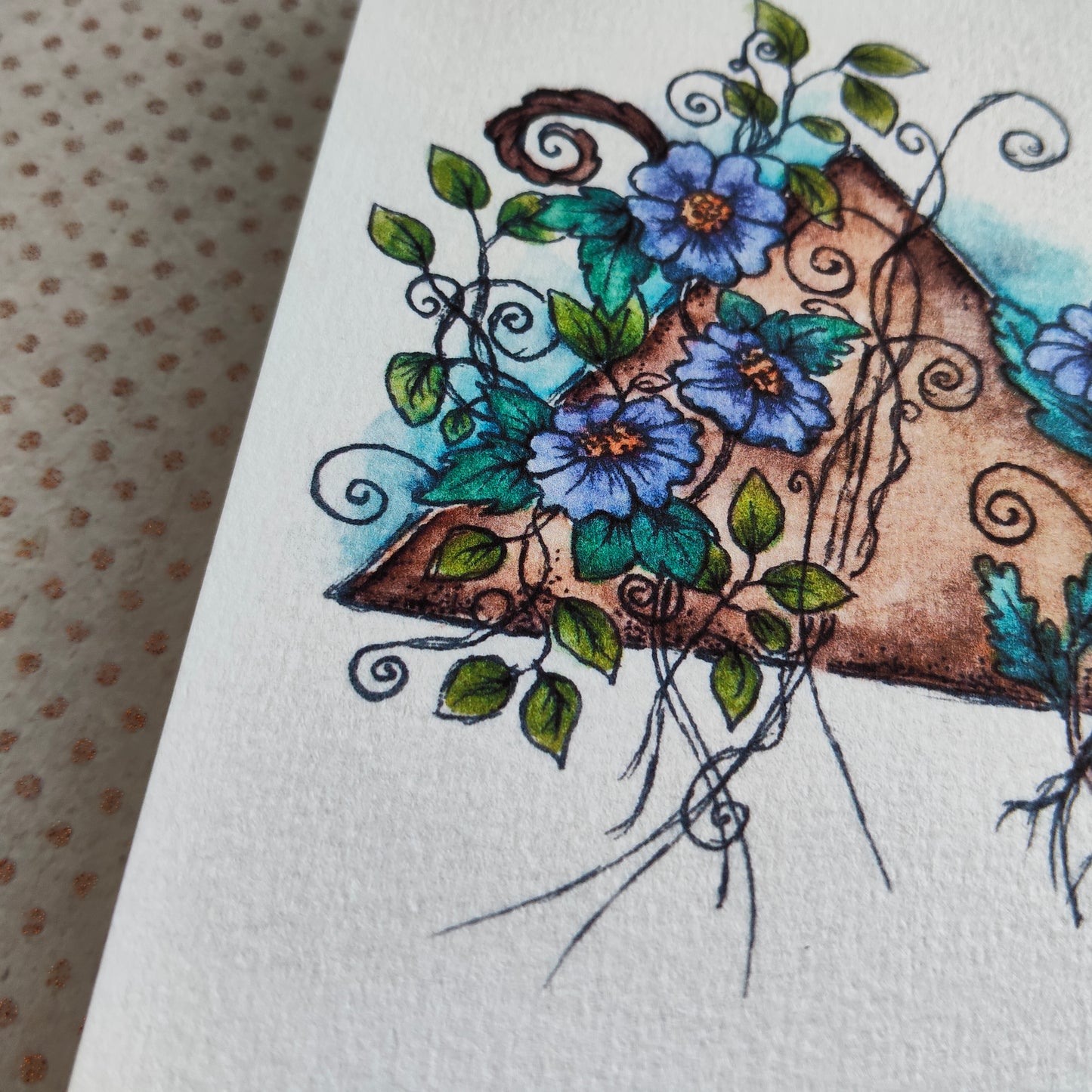 Carte A6 triangle vintage – Illustration à l’aquarelle de fleurs violettes et feuillage autour d’une forme ancienne, botanique féerique