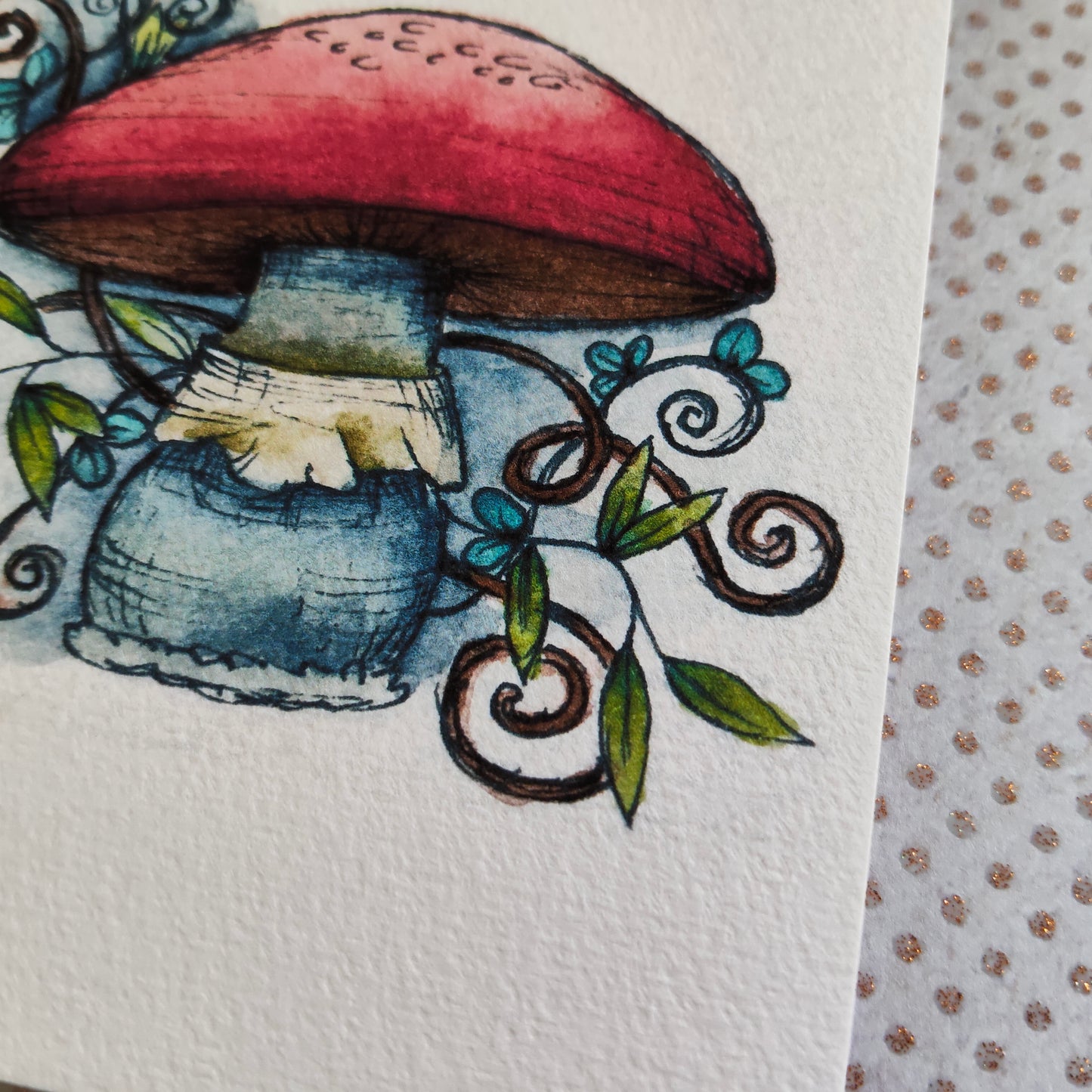 Carte Champignon Rouge et Arabesque Feuilles – Illustration Fantaisie