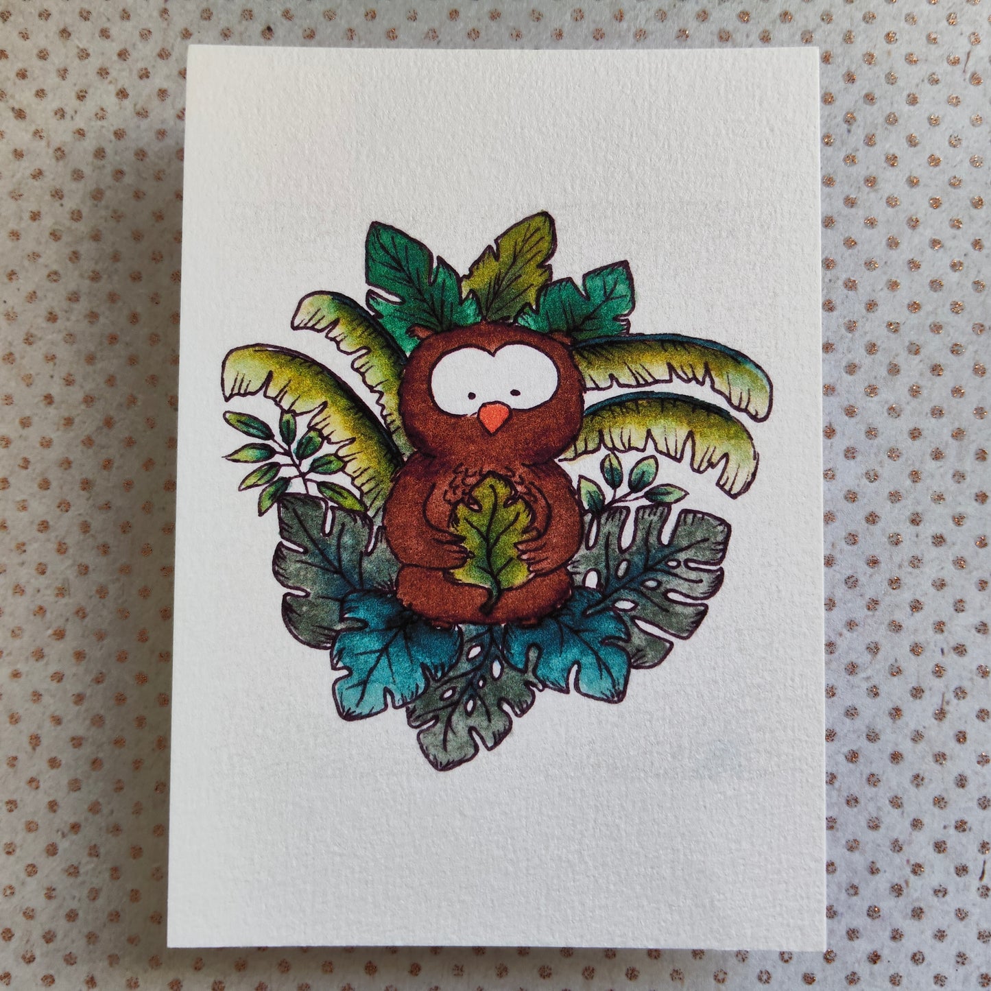 Carte illustrée – Hibou tropical & feuille Monstera – Aquarelle mignonne – Format A6