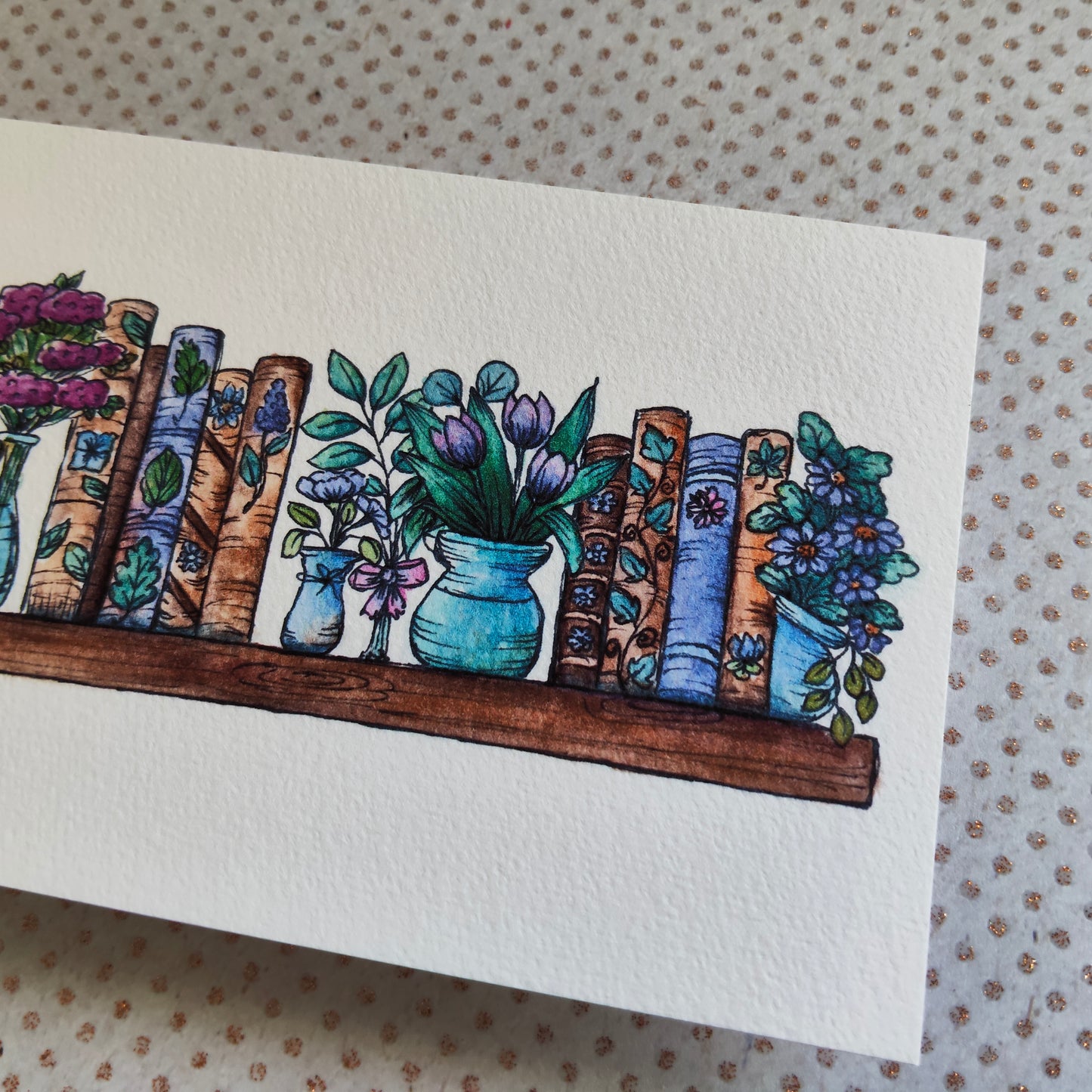 Carte A6 – Illustration aquarelle bibliothèque fleurie bleu – Art floral et lecture