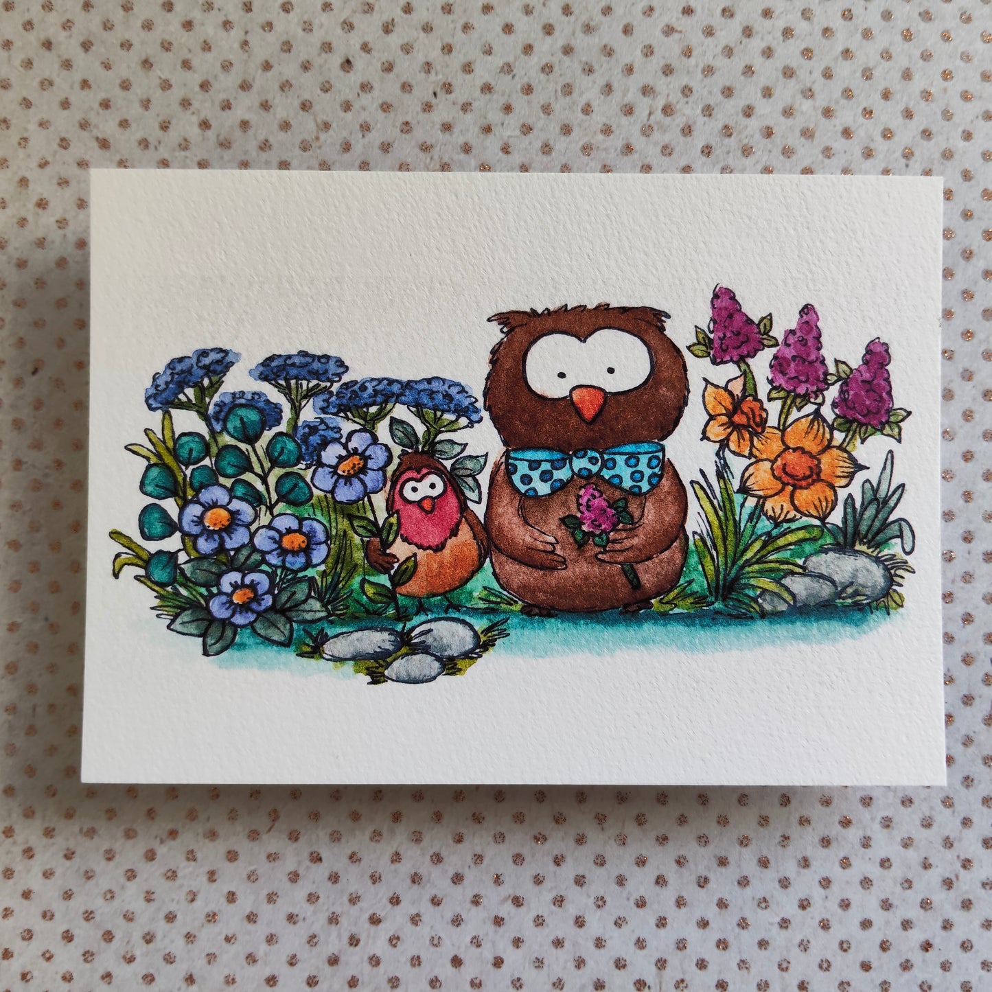 Carte A6 Hibou marron, oiseau Rouge Gorge et fleurs colorées – Illustration imprimée à l’aquarelle, nature mignonne