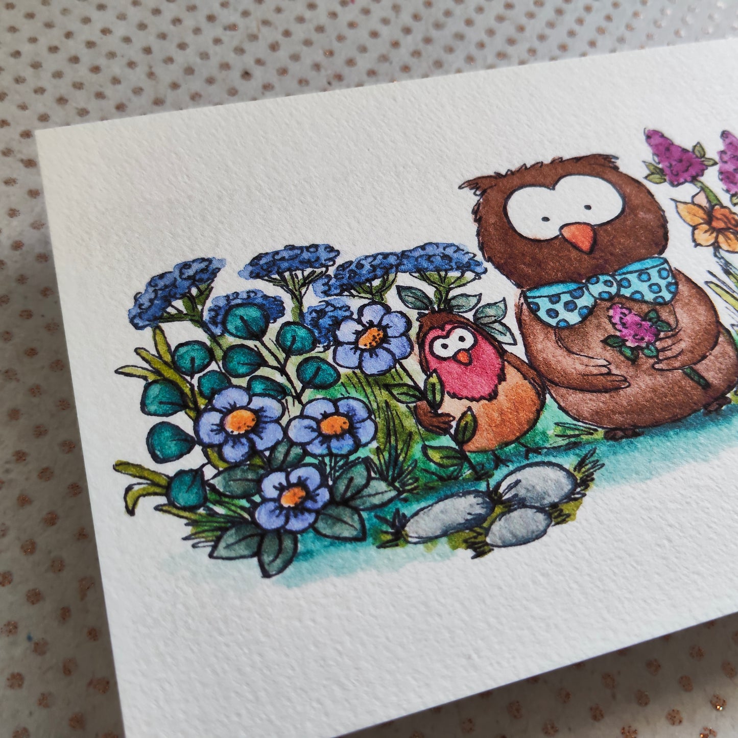 Carte A6 Hibou marron, oiseau Rouge Gorge et fleurs colorées – Illustration imprimée à l’aquarelle, nature mignonne