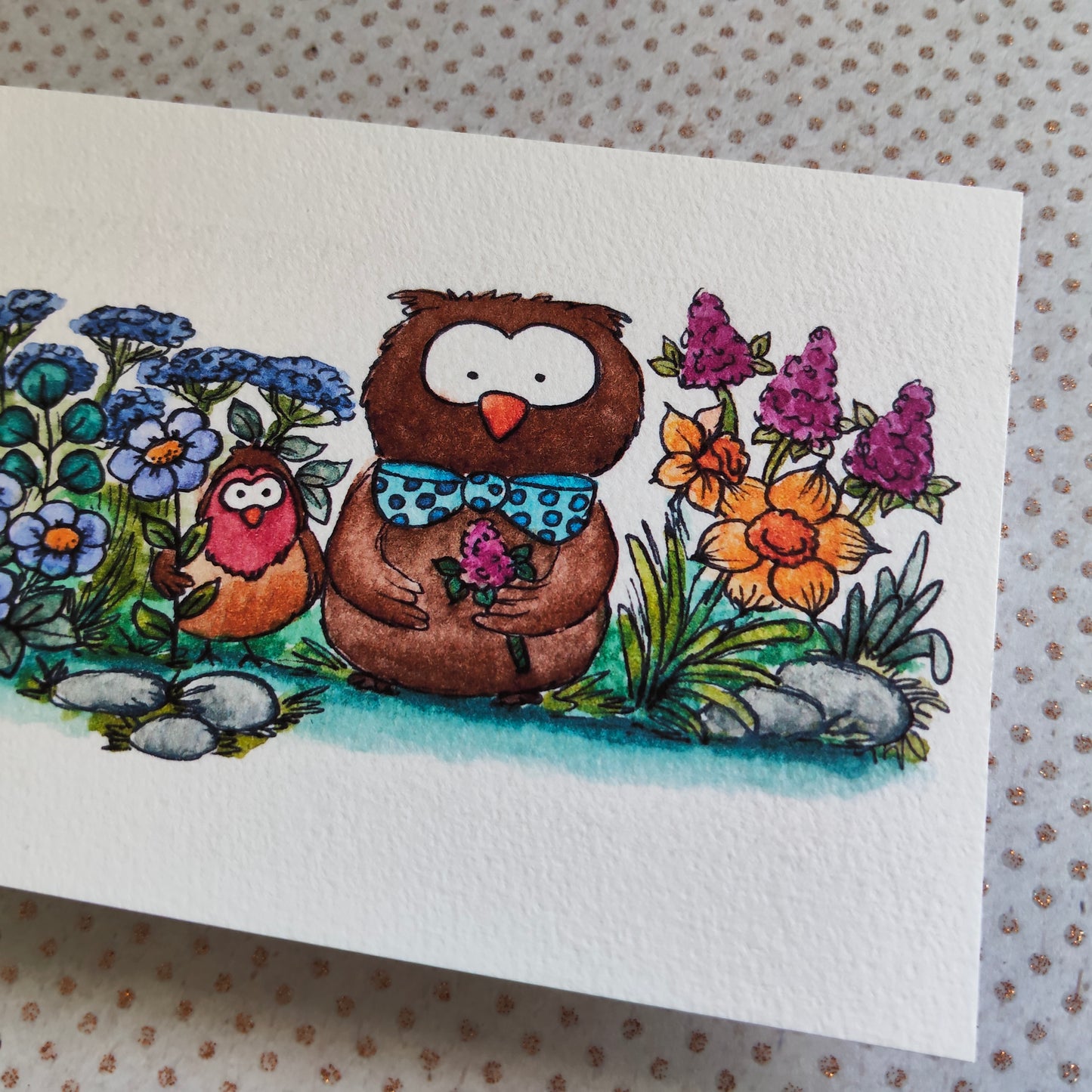 Carte A6 Hibou marron, oiseau Rouge Gorge et fleurs colorées – Illustration imprimée à l’aquarelle, nature mignonne