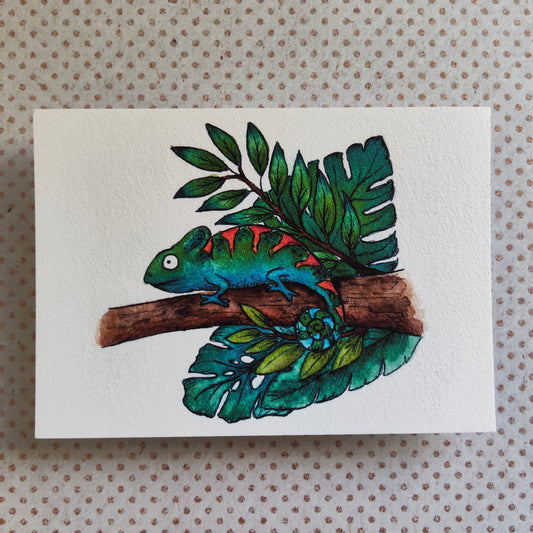 Carte A6 caméléon tropical – Illustration aquarelle animal exotique et feuillage monstera