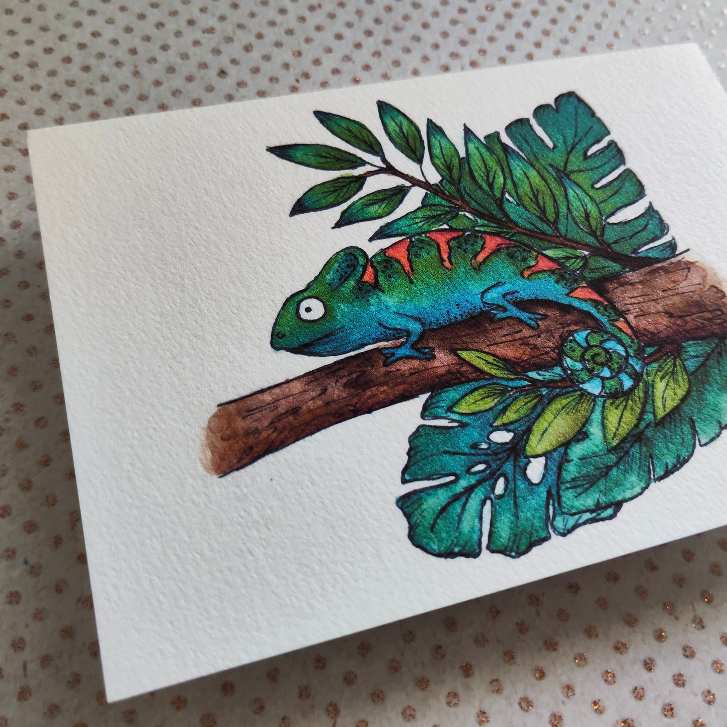 Carte A6 caméléon tropical – Illustration aquarelle animal exotique et feuillage monstera