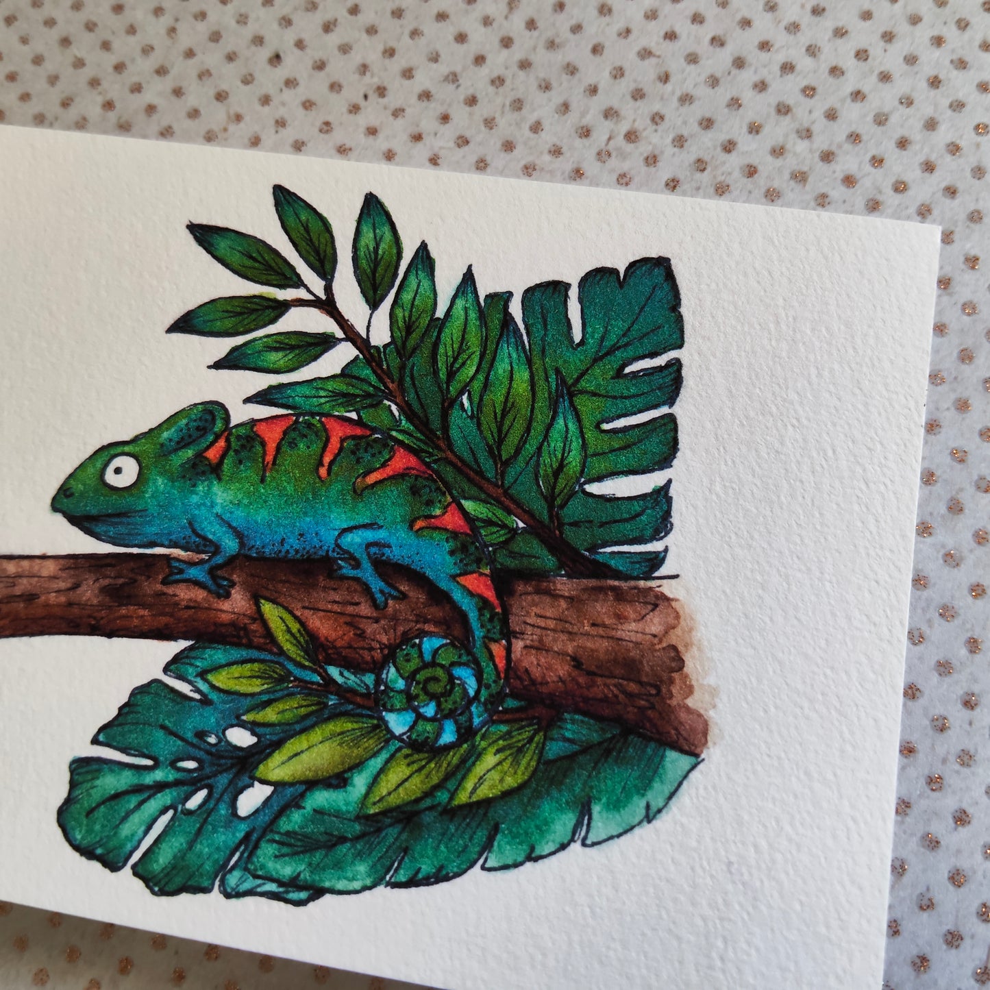 Carte A6 caméléon tropical – Illustration aquarelle animal exotique et feuillage monstera