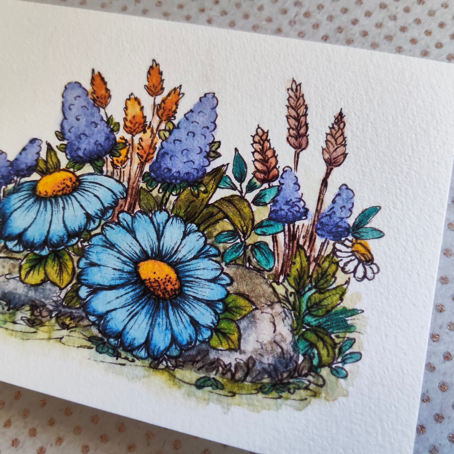 Carte A6 fleurie – Illustration aquarelle originale – Marguerites bleues et fleurs des champs