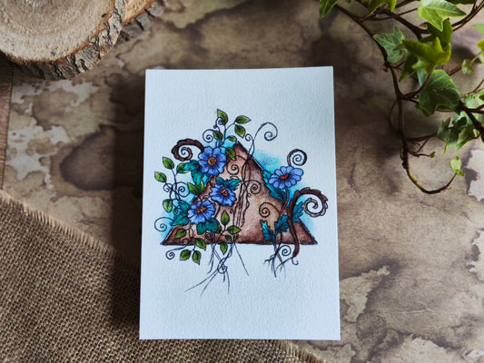 Carte A6 triangle vintage – Illustration à l’aquarelle de fleurs violettes et feuillage autour d’une forme ancienne, botanique féerique
