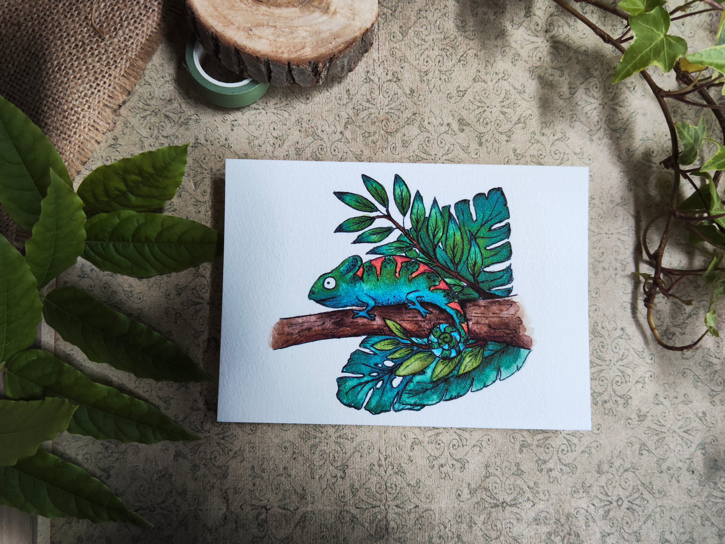 Carte A6 caméléon tropical – Illustration aquarelle animal exotique et feuillage monstera