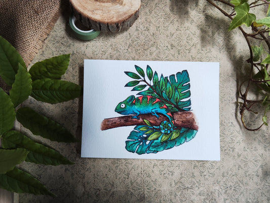 Carte A6 caméléon tropical – Illustration aquarelle animal exotique et feuillage monstera