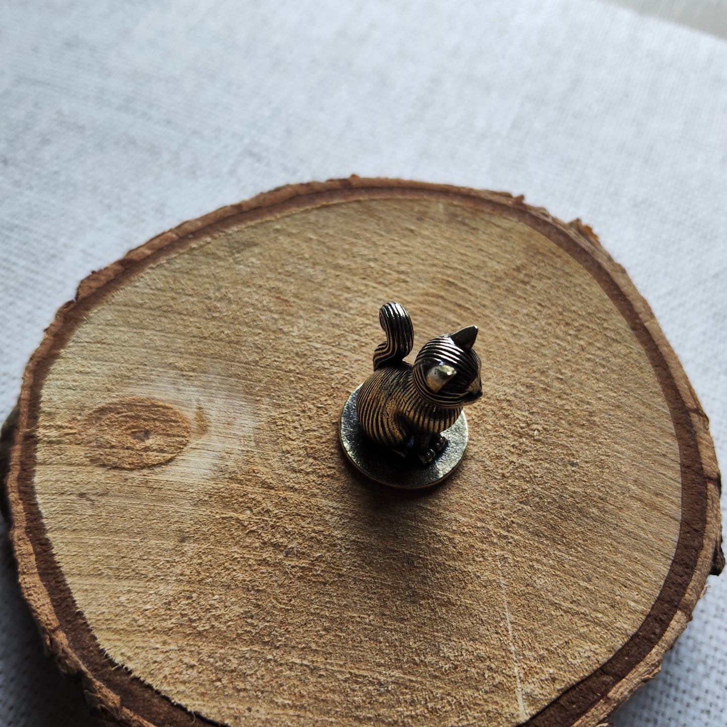 Chat assis tigré ligne figurine animal félin