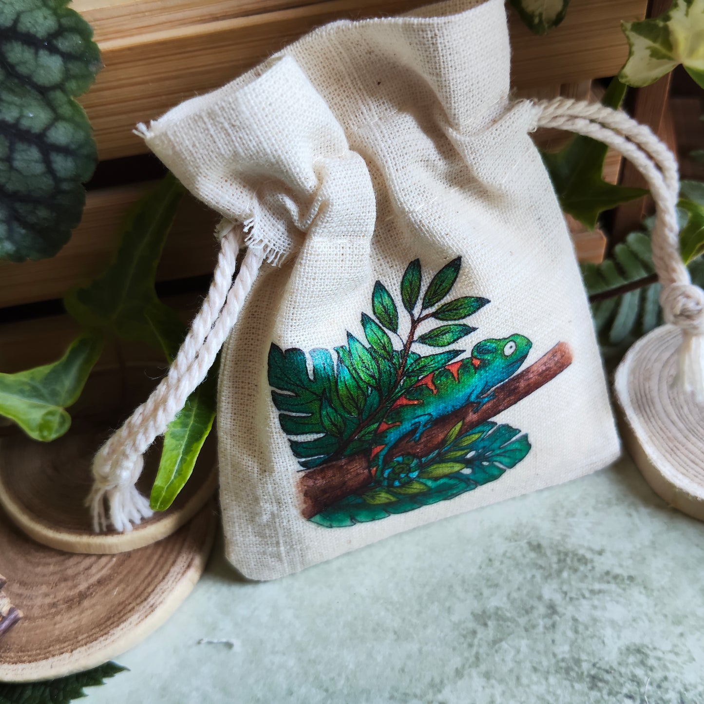 Pochon en tissu décoré d’un caméléon – Illustration aquarelle jungle tropicale – Sac pochette cadeau