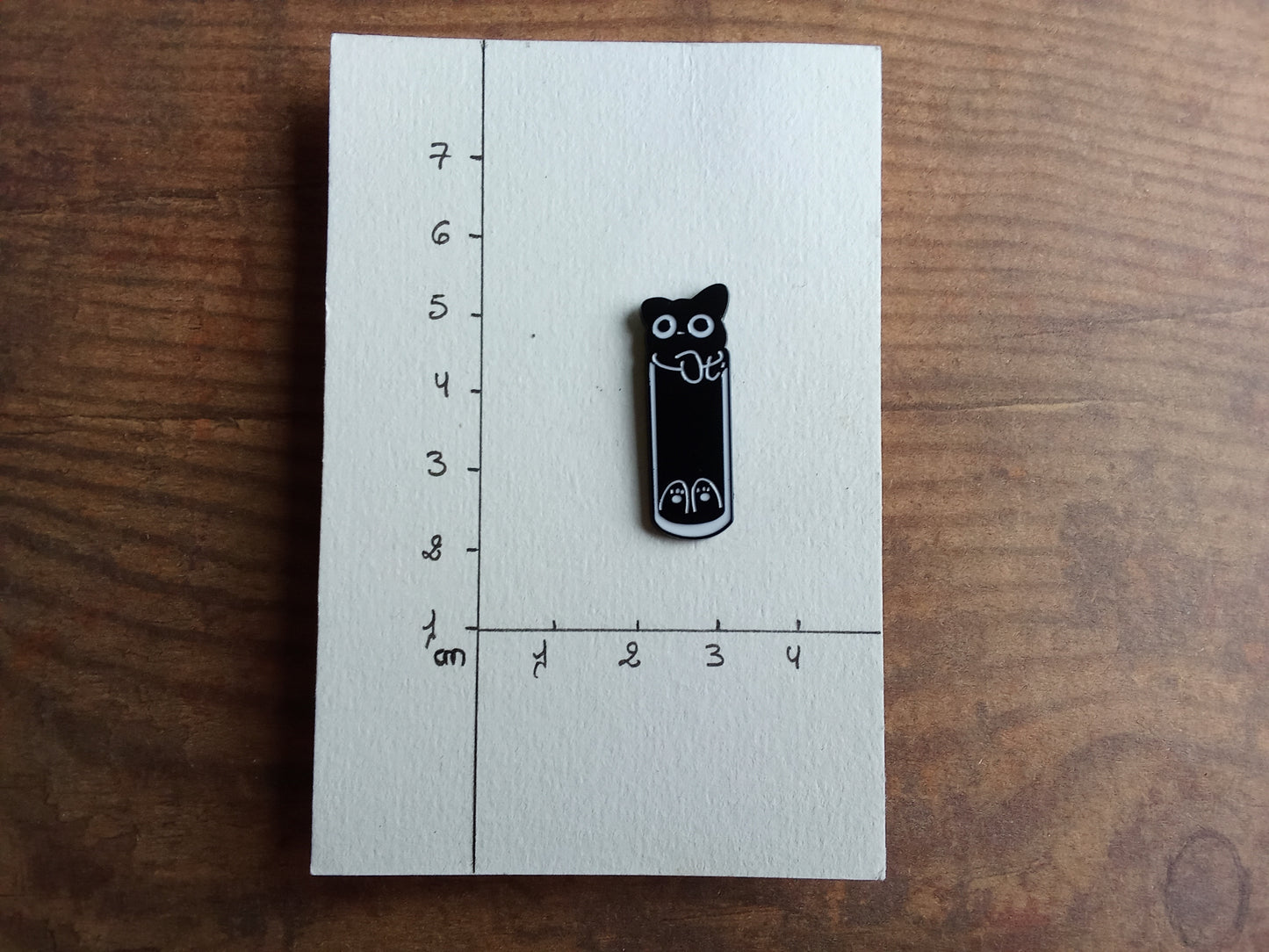 Pin's Chat noir dans un verre long