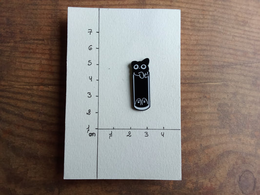 Pin's Chat noir dans un verre long