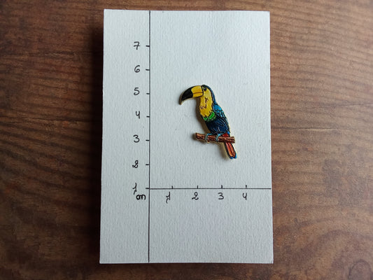 Pin's Toucan Oiseau tropicale Animal Jaune Bleu foncé