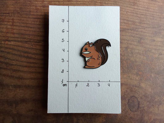 Pin's écureuil animal forêt marron