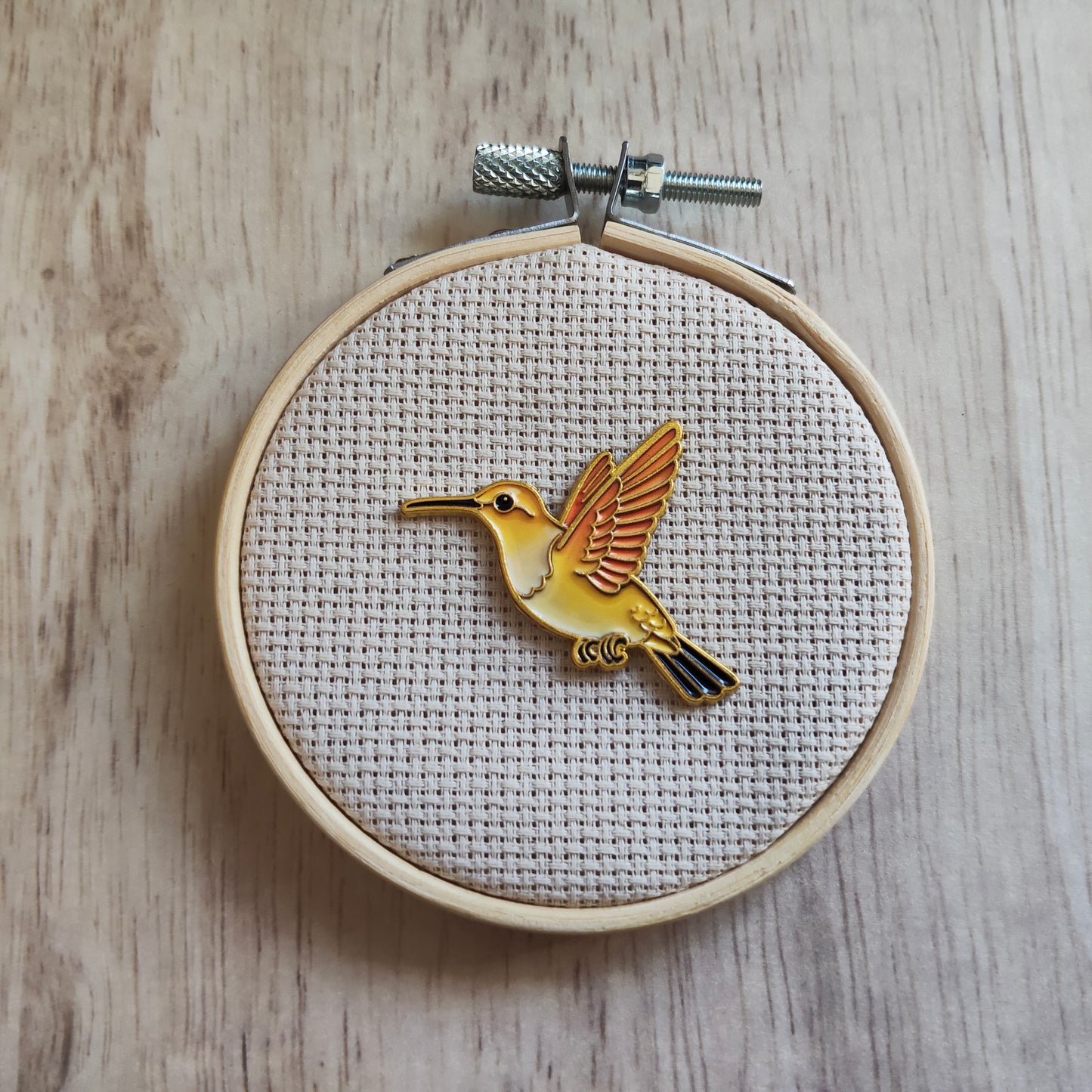 Pin's Grand oiseau colibri jaune