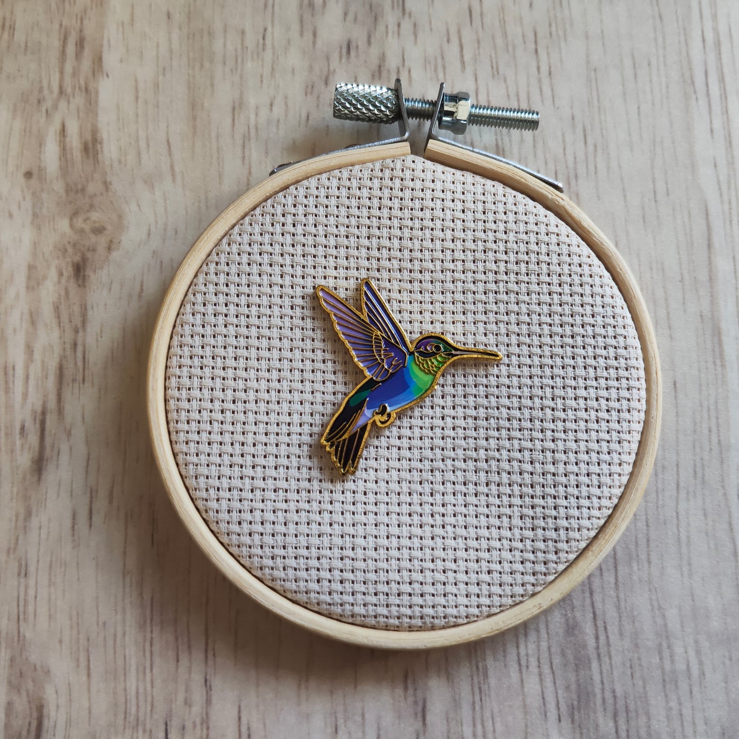 Pin's Colibri animal oiseau vert violet bord or