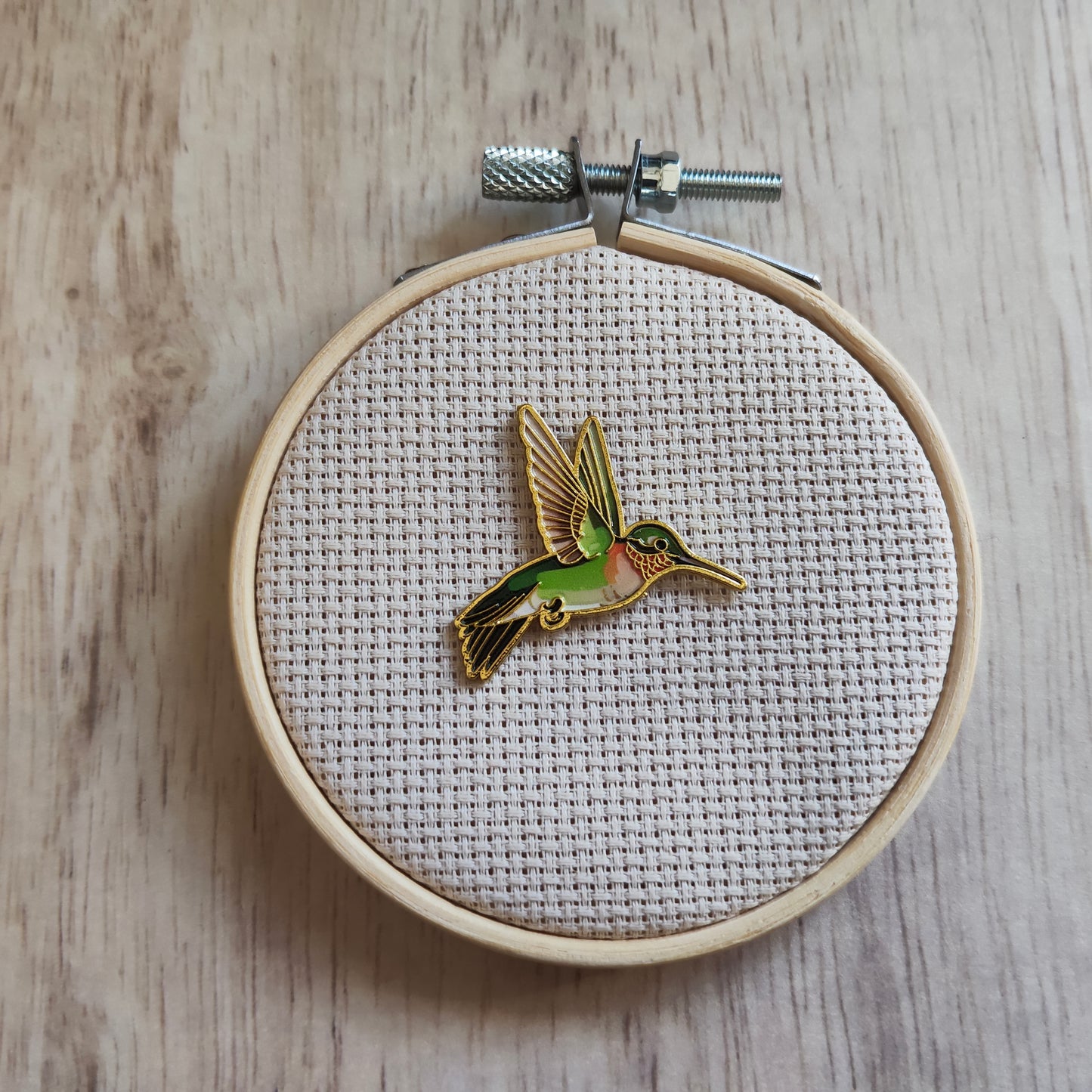Pin's Colibri animal oiseau vert bord or
