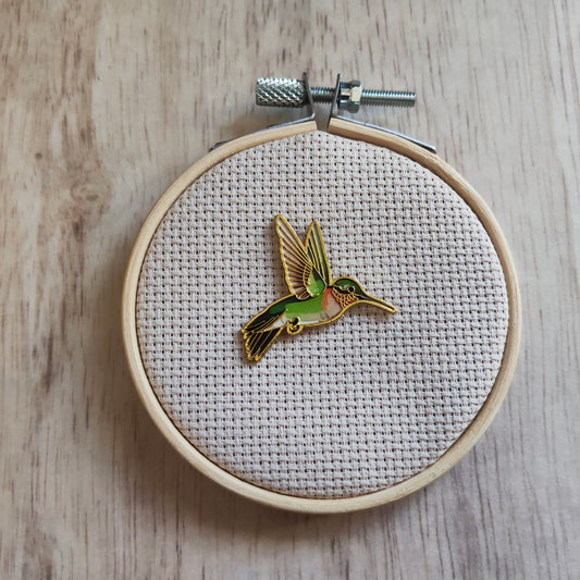 Pin's Colibri animal oiseau vert bord or