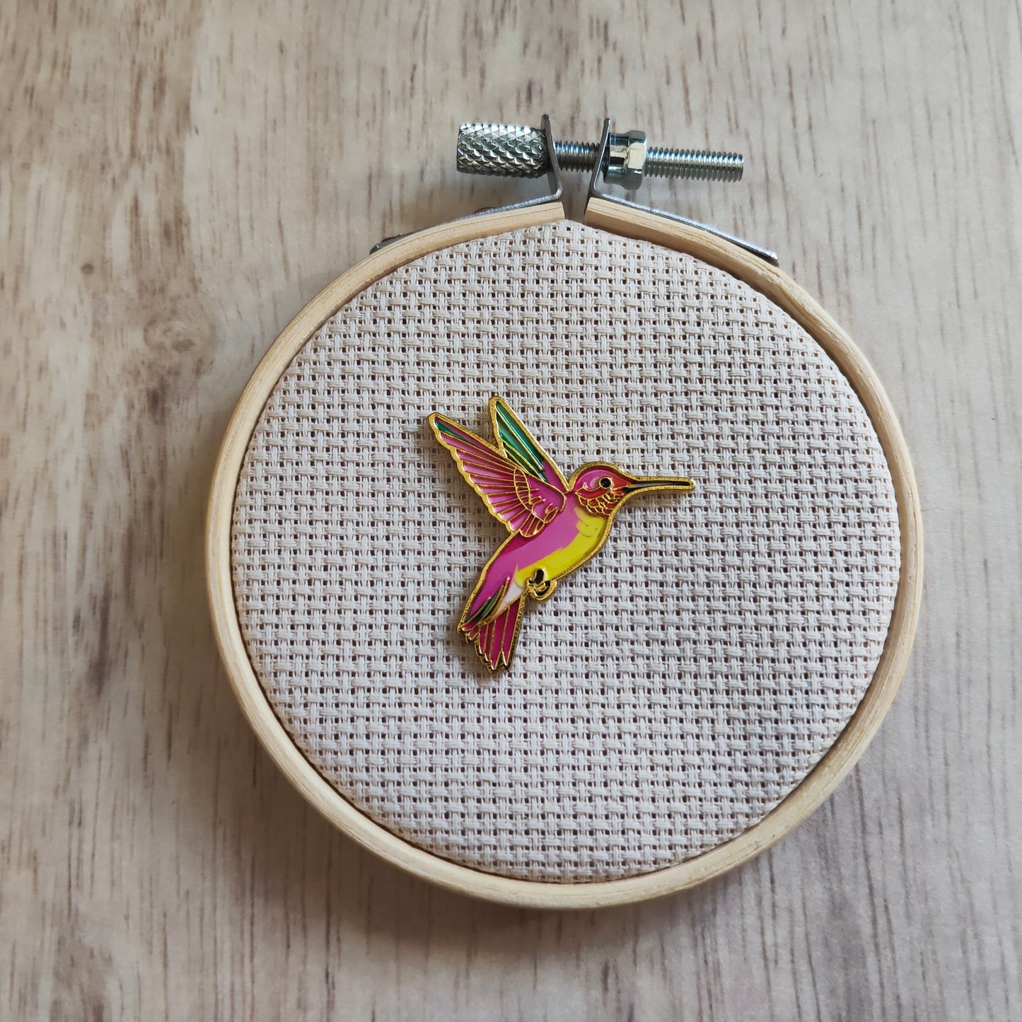 Pin's Colibri animal oiseau rose jaune bord or