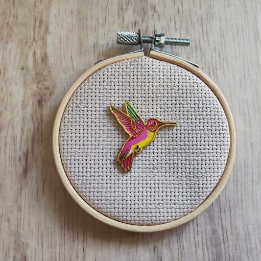 Pin's Colibri animal oiseau rose jaune bord or