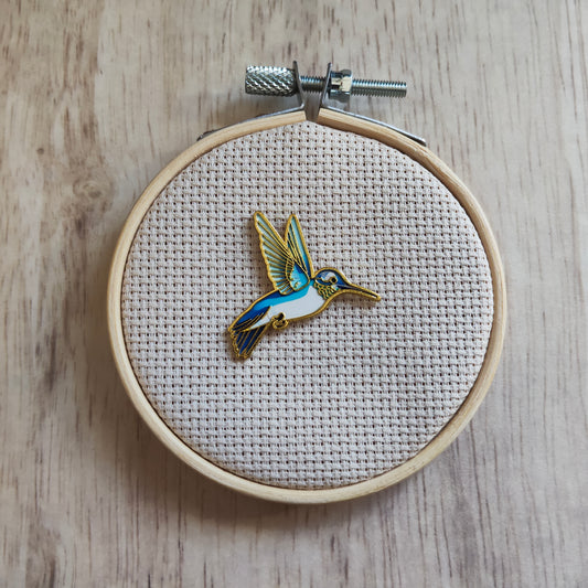 Pin's Colibri animal oiseau bleu bord or