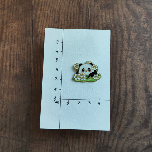 Pin's Panda Animal herbe et fleurs blanche