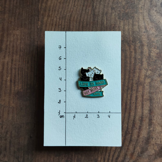 Pin's Chat noir blanc banderole