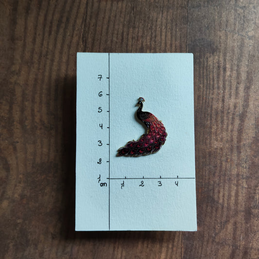 Pin's Oiseau Paon Noir Rouge Rose Animal