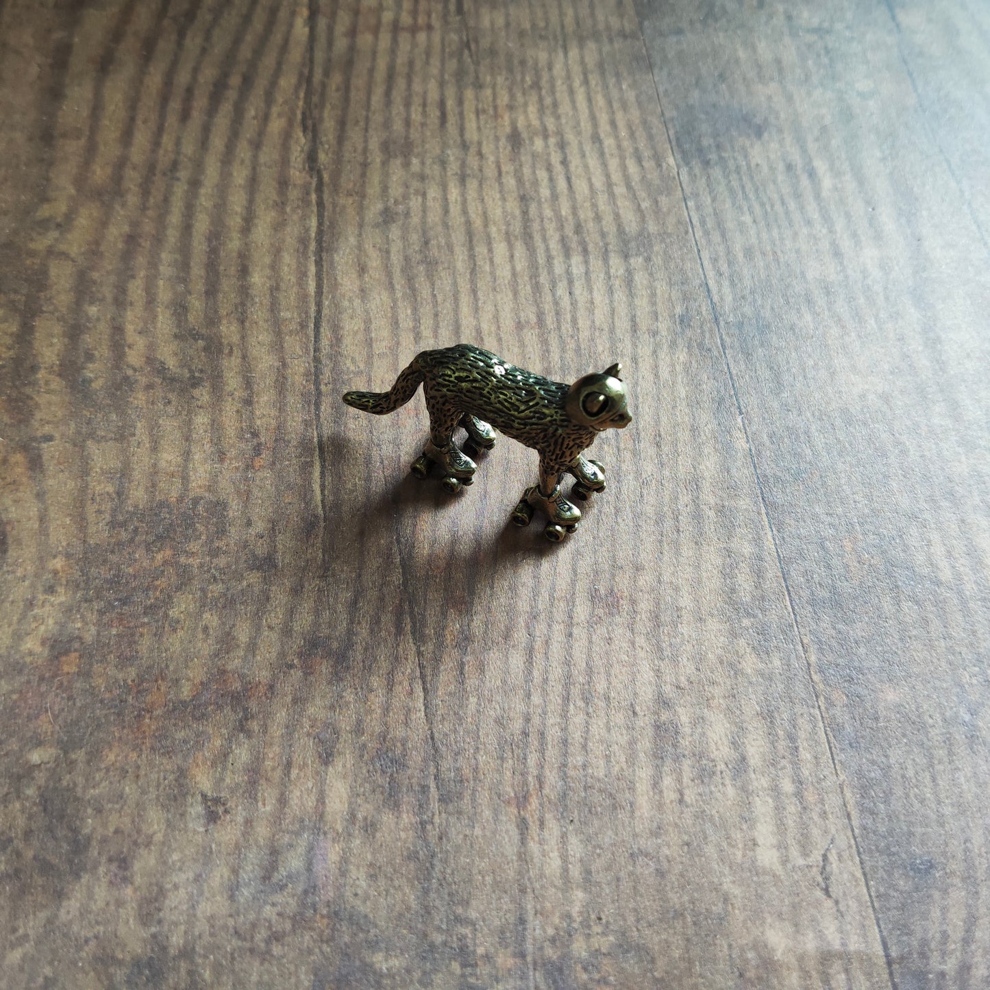 Figurine Chat en roller animal laiton miniature