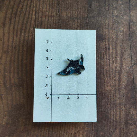 Pin's Raie Animal marin bleu galaxie
