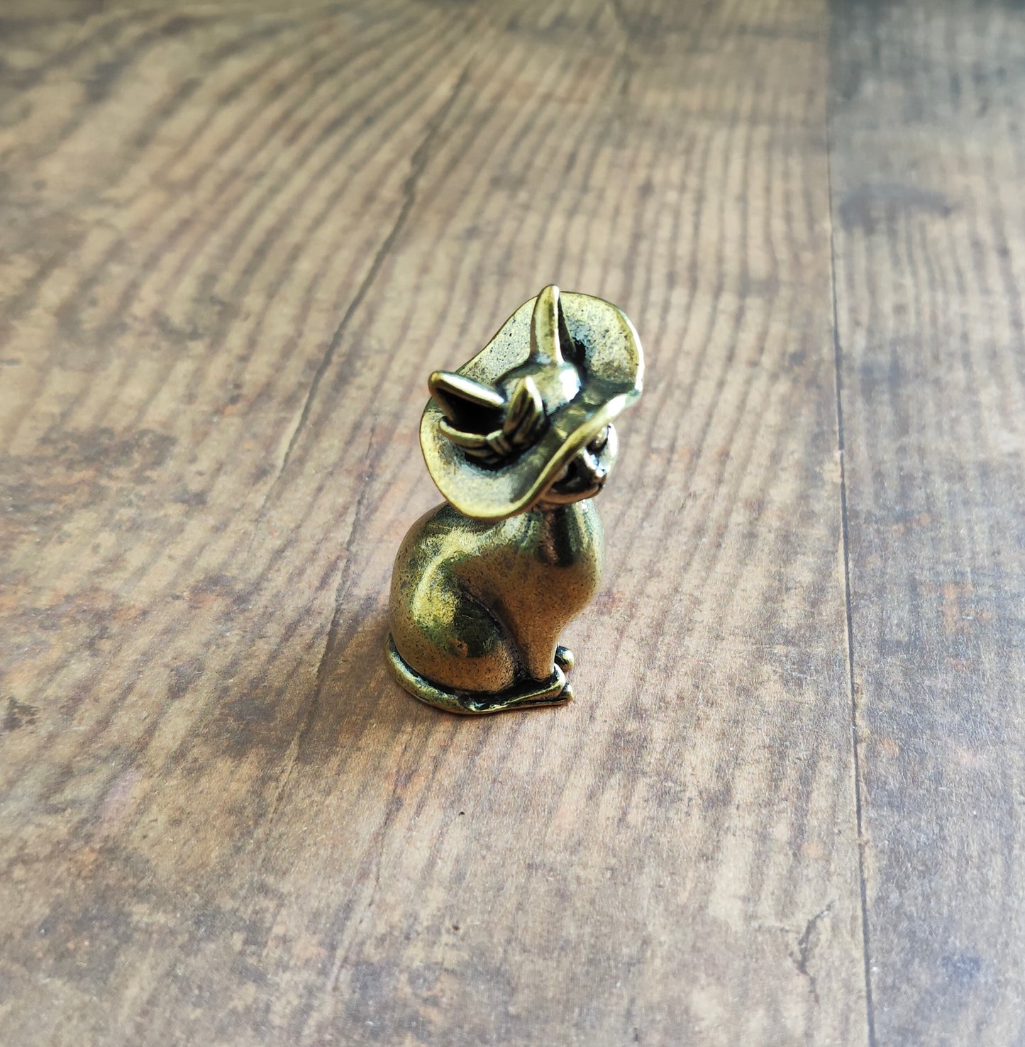Figurine chat élégant chapeau animal laiton