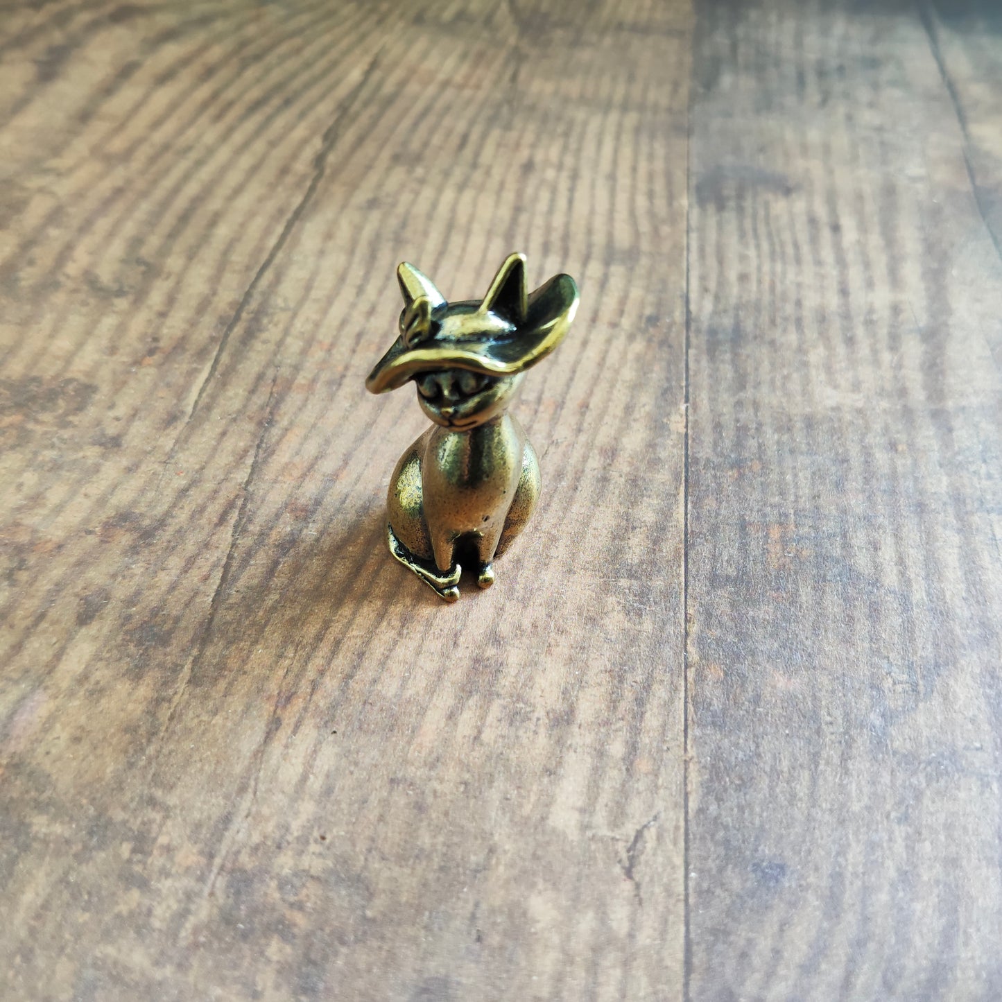 Figurine chat élégant chapeau animal laiton