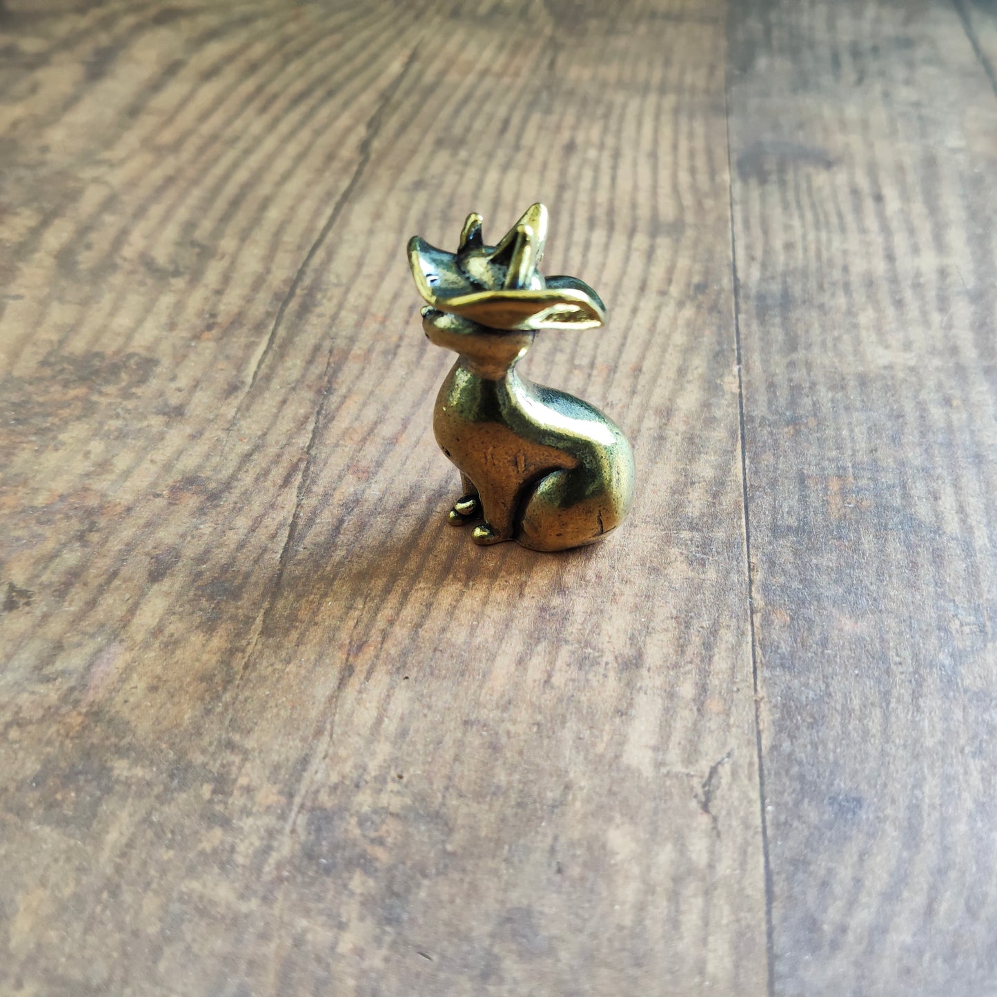 Figurine chat élégant chapeau animal laiton