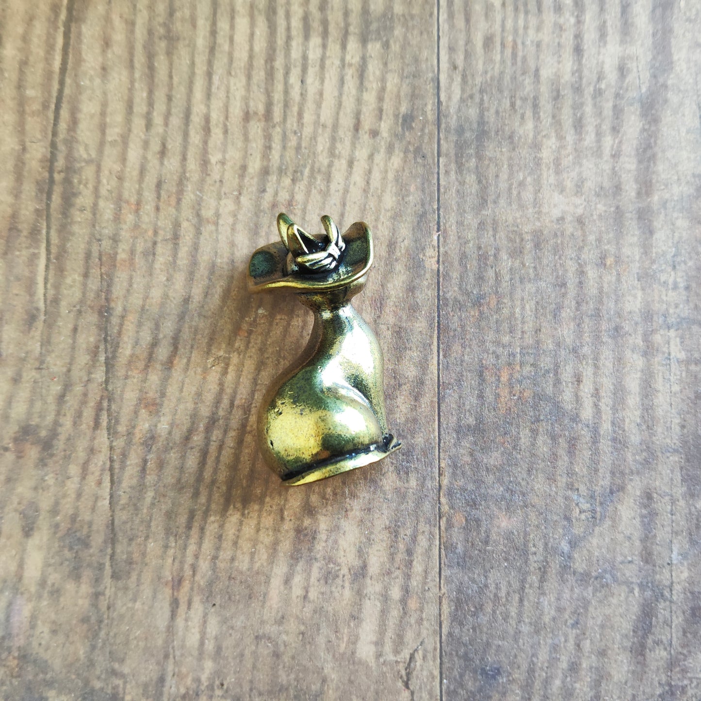 Figurine chat élégant chapeau animal laiton