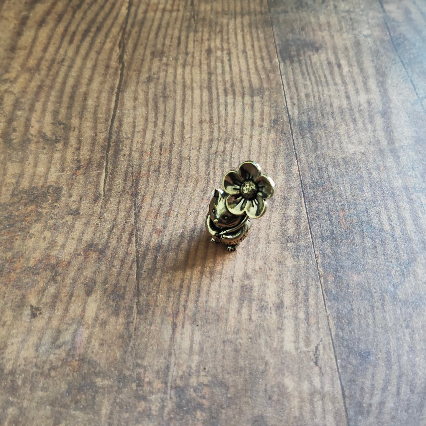 Figurine Chat mignon et fleur animal laiton