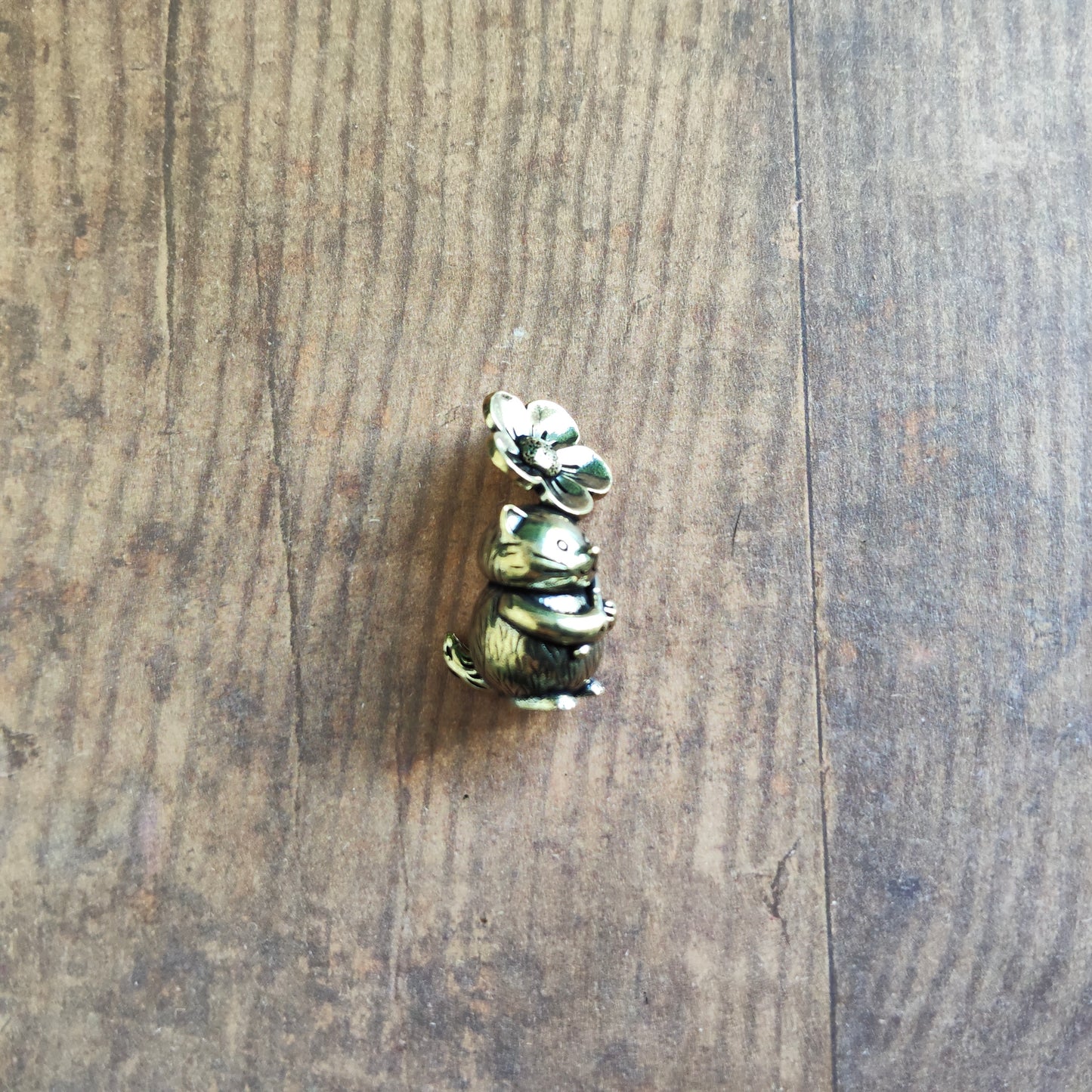 Figurine Chat mignon et fleur animal laiton