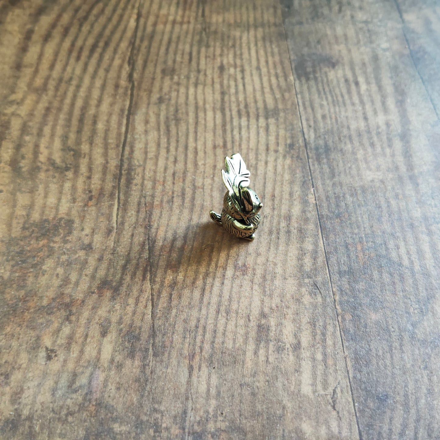 Figurine Chat mignon et feuille animal laiton